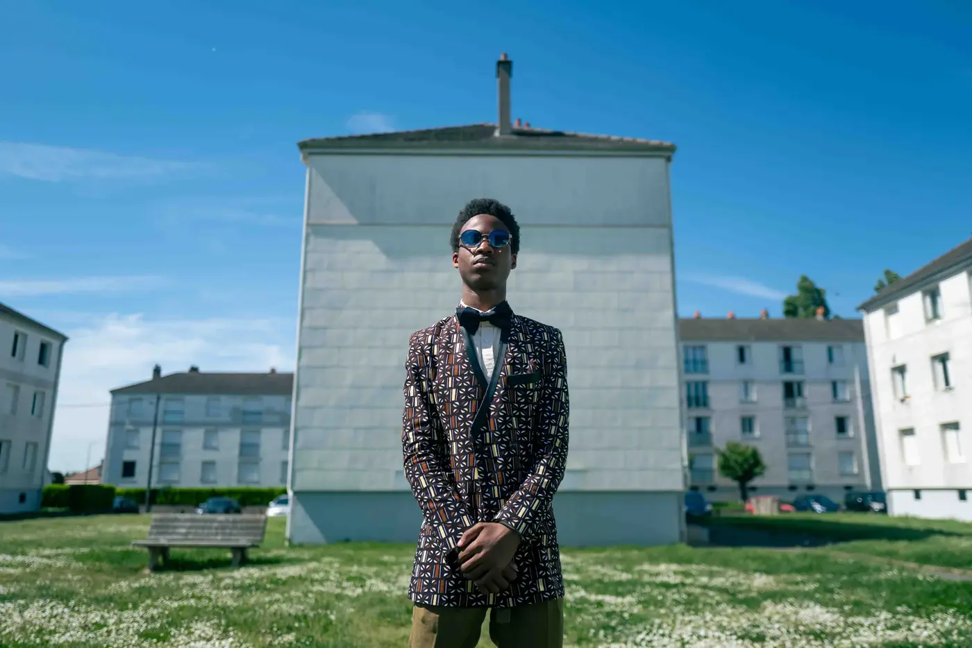 Basketteur sapeur posant devant un monument, élégance et décor urbain